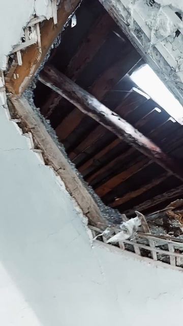 Разбираем заброшенный старый дом #деревенскаяжизнь #деревня #ЯрославХалдин смотреть онлайн