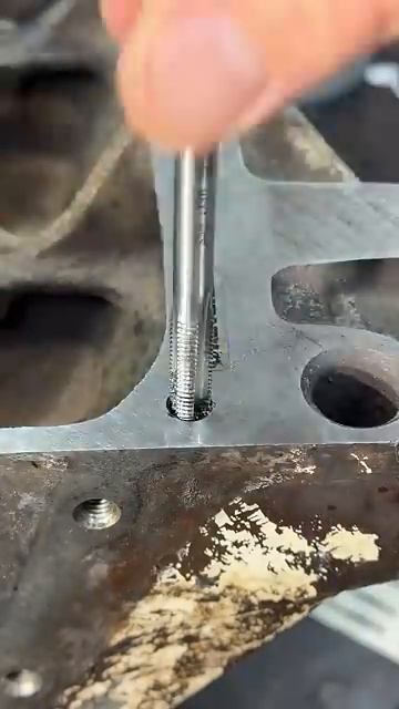 Комплект пружинных футорок с аксессуарами для восстановления резьбы в действии 😎👍 смотреть онлайн