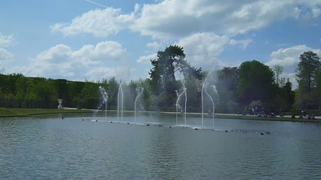 Музыкальный фонтан в Версале (Франция). смотреть онлайн