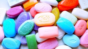 АСМР ШУРШАНИЕ. РАСКЛАДЫВАЮ ЯРКОЕ МЫЛО. ПРИЯТНОЕ ШУРШАНИЕ УПАКОВКИ.