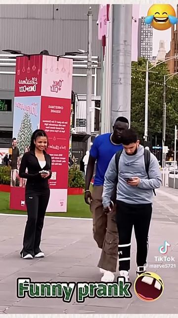 Holding Hand Prank [Sx3xGWmmy7Q] смотреть онлайн