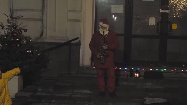 Москва, Санта Клаус с саксофоном. смотреть онлайн