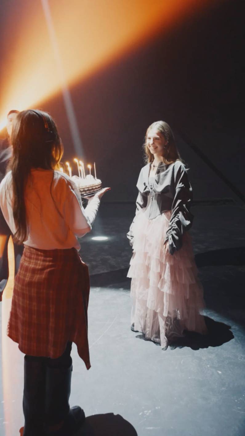 🎉 Моя съёмочная команда поздравила меня с днём рождения! смотреть онлайн