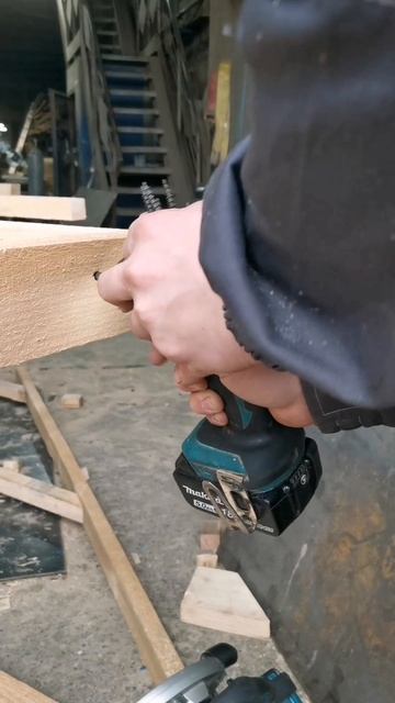 Без проводов 🔋
Аккумуляторная дисковая пила Makita LXT DHS710Z