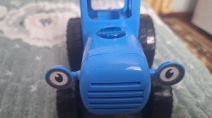 Синий трактор, По полям, полям синий трактор едит к нам