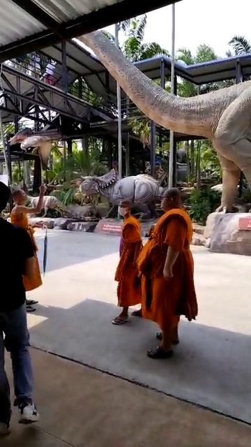 Буддийские монахи на фоне динозавров. Потайя.