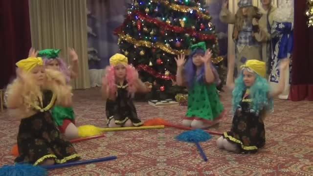 Танец бабок Ежек с метлами в подготовительной группе на новогоднем утреннике смотреть онлайн