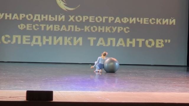 Девочка на шаре смотреть онлайн