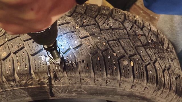 ставим шипы на  зимние колеса