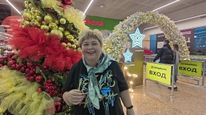 Отмечаем День рождения  Алёны . Зашли в очень большой  продуктовый магазин.