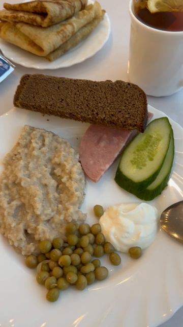 Ячневая каша, блины со сметаной. Завтрак в санатории 26.10.2025#Мукбанг#еда#вкусная еда смотреть онлайн