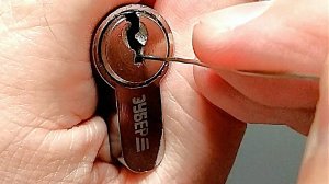 КЛЮЧ СЛОМАЛСЯ ГЛУБОКО в замке, как вытащить?