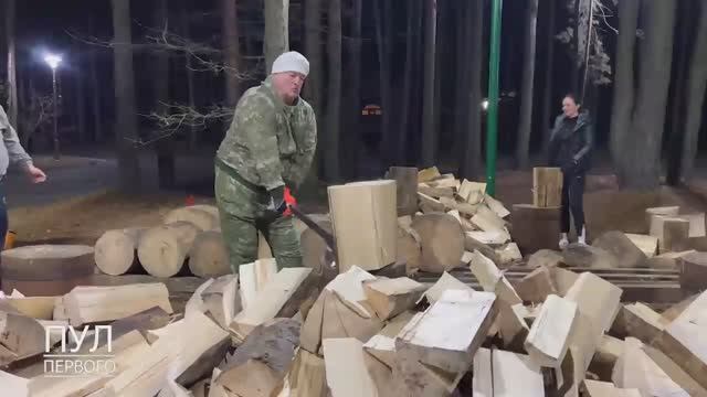 Лукашенко показал мастер-класс по рубке дров.В Беларуси прошёл чемпионат по колке дров среди журна смотреть онлайн