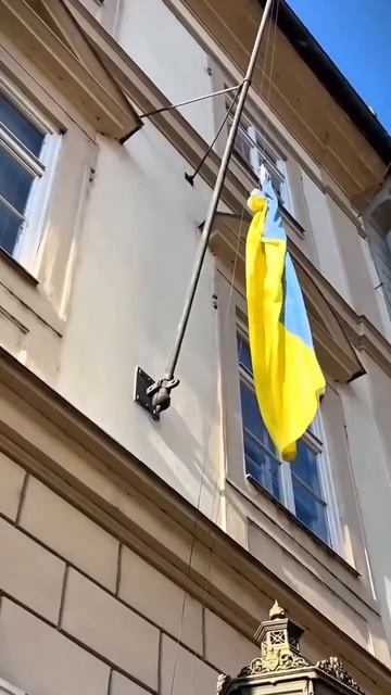 🇨🇿Томио Окамура в свой первый день после вступления в должность приказал снять украинский флаг смотреть онлайн
