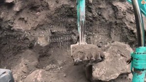 Строительство, экскаватор копает песок