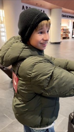 приклеила наклейку 😭