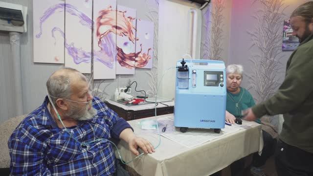 Пенсионеры получили пенсию и потратили последние деньги на это Теперь 2 месяца сухари есть смотреть онлайн