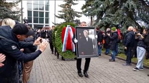 яркий момент: похороны телеведущего Юрия Николаева на Троекуровском кладбище