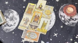 Что происходит в его жизни? Гадание на Таро