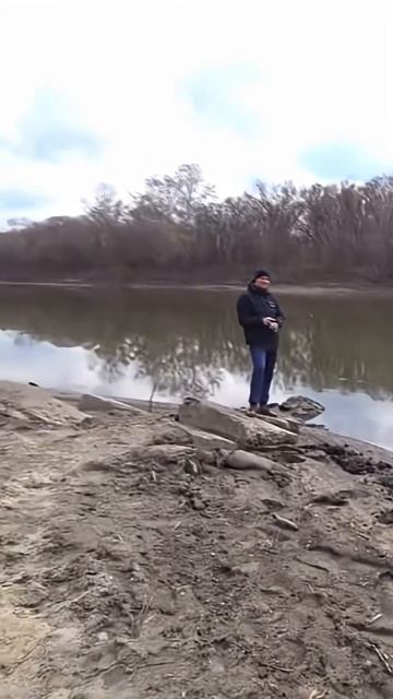 Когда взял друга на рыбалку #рыбалка #спиннинг #shorts смотреть онлайн