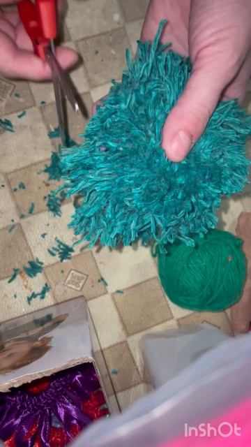 Пушистая, веселая елочка