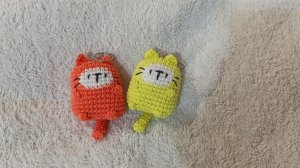 Котокубики крючком. брелочки из остатков пряжи
