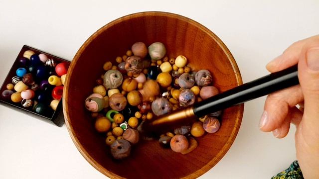 АСМР ШУРШАНИЕ. МЯГКОЕ ПЕРЕКАТЫВАНИЕ  ДЕРЕВЯННЫХ БУСИН.