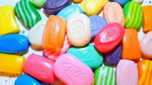 АСМР ШУРШАНИЕ. РАСКЛАДЫВАЮ ЯРКОЕ МЫЛО. ШЕЛЕСТ И ШУРШАНИЕ УПАКОВКИ , БУМАЖНЫХ ОБЕРТОК.