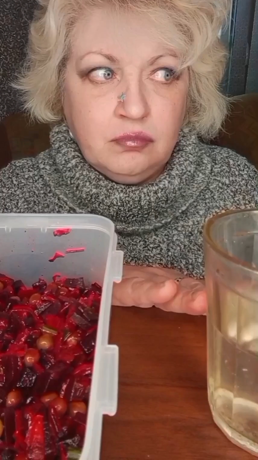 "ЗА СТОЛОМ ВСЕ РАВНЫ" смотреть онлайн