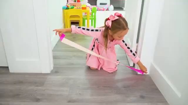 Майя играет на ферме с животными-игрушками смотреть онлайн