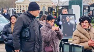 уникальные кадры с похорон: катафалк с телом Юрия Николаева провезли мимо могилы Юрия Шатунова