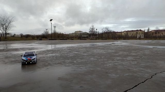 Безбашенный водитель заехал в городской парк на весте - запись с камеры наблюдения смотреть онлайн