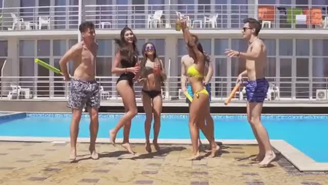 Мы на озере купались Пляжные частушки смотреть онлайн