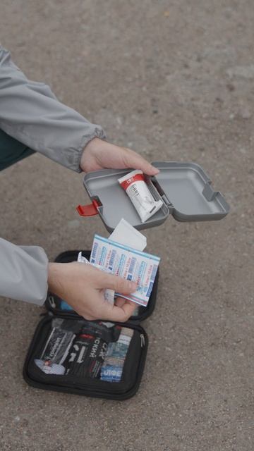 Сравнение двух маленьких автомобильных аптечек #ингра #аптечка #автомобильнаяаптечка