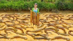 Наловила много угрей в грязном пруду, чтобы продать на деревенском рынке.