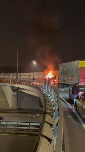 В Москве криптобизнесмен гонял на Lamborghini и впечатался в отбойник: 2 человека погибли смотреть онлайн