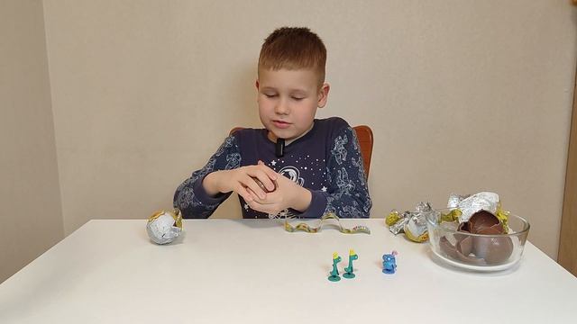 Васёк открывает шоколадные яйца Чупа-чупс