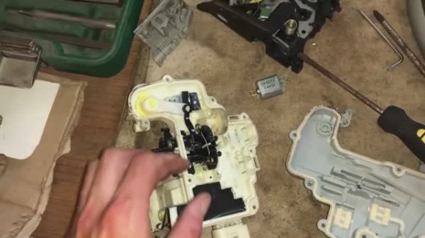 AUDI Q7 4L Замок двери