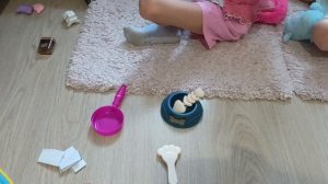 Мия и Камилла стоят дом для котика