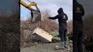 Эксковаторщики при постройке дома нашли сейф решили его вскрыть и посмотреть, что там спрятоно