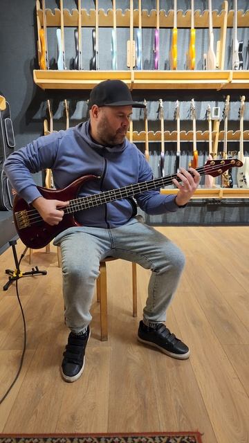 Зацените бас Pedulla 94го года выпуска, довольно редкий зверь в наших краях. Дело было в @club_gitar смотреть онлайн