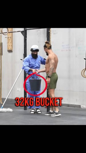 Качок смеялся… пока не поднял ведро 😆😳