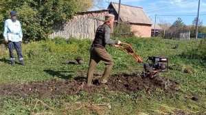 Брат Георгий фрезерует грядку.  25. 09. 2025