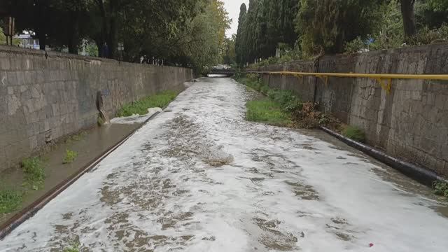 Река в Ялте (Крым) после сильного дождя. смотреть онлайн