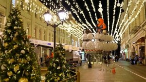 Красный бант и дождь из гирлянд: опубликованы кадры украшения Москвы к Новому году