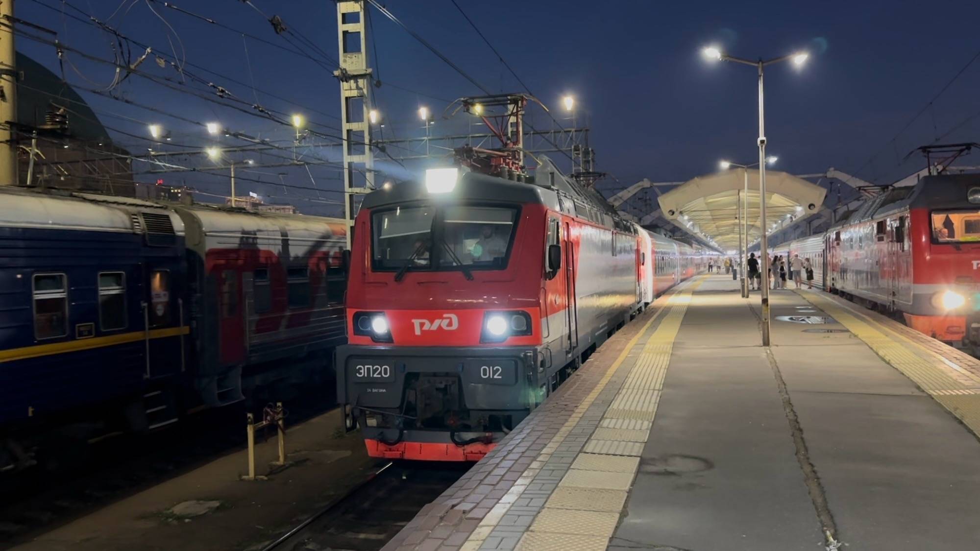 «Испытания габарита Т!» Электровоз «Олимп» ЭП20-012 с поездом «Смена» на Ленинградском вокзале смотреть онлайн