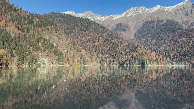 Абхазия, легендарное высокогорное озеро Рица сегодня (9 ноября, ОСЕНЬ-2025) смотреть онлайн