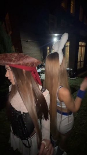 Какой костюм тебе нравится больше? 🏴☠️или 🐰