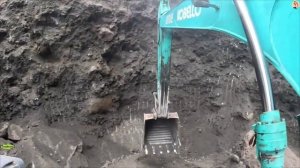 Строительство, экскаватор копает песок