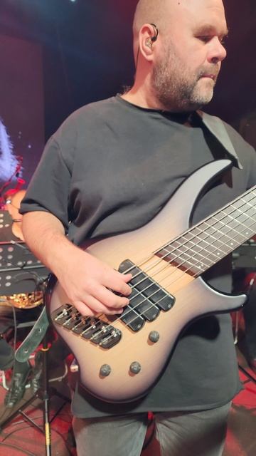 Угадаете размер песни? Гражданская Оборона с симфоническим оркестром. Бас Dingwall ABZ Custom .
.
. смотреть онлайн